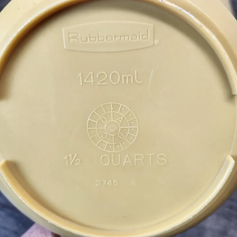 2 Vtg Rubbermaid Pitchers Harvest Gold 2 1/4 qt J2445 & 1 1/2 qt 2745 White Lids